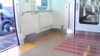 E233系通勤形椅子スペース