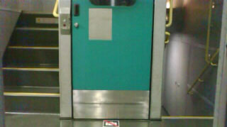 E4系デッキ昇降機